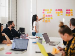 Tim marketing berdiskusi strategi branding di meja kerja