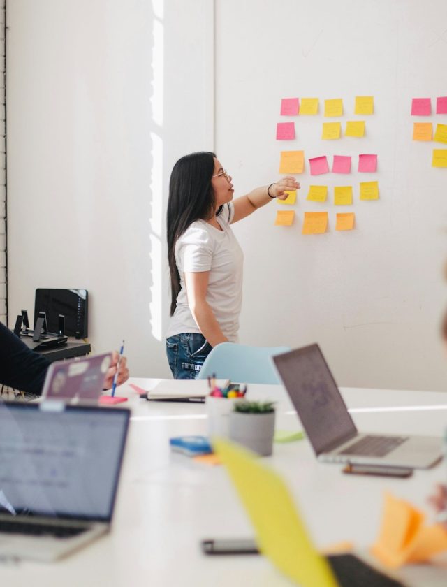 Tim marketing berdiskusi strategi branding di meja kerja