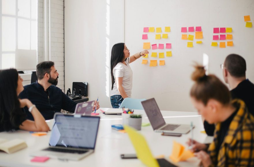Tim marketing berdiskusi strategi branding di meja kerja